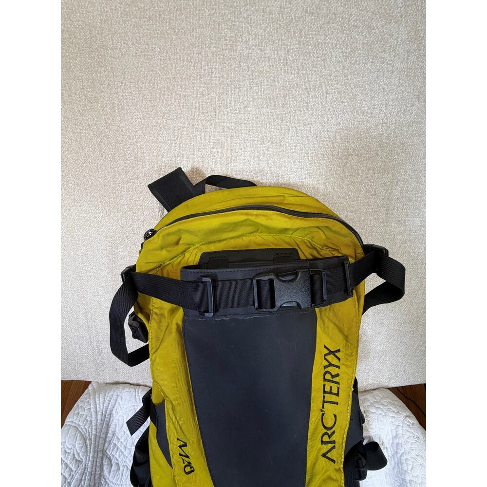 Arc'teryx M20 Yellow Black Ski Snowboard Backpack Alpine Pack Durable Outdoor - Picture 12 of 16